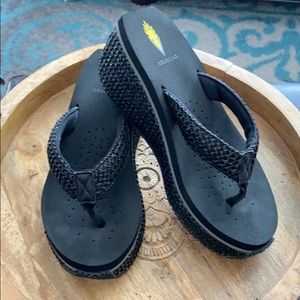 Volatile Black Island sandals